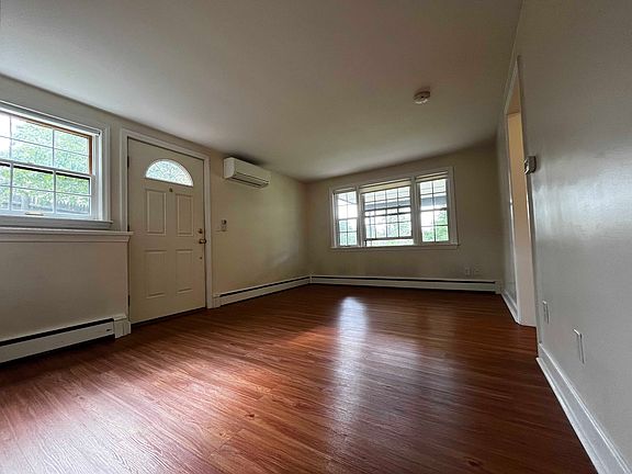 3rd image of 8 Parkview Rd