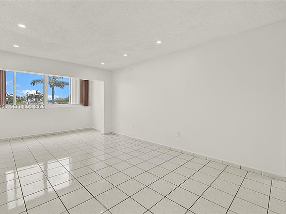 5th image of 1555 W 44th Pl APT 305