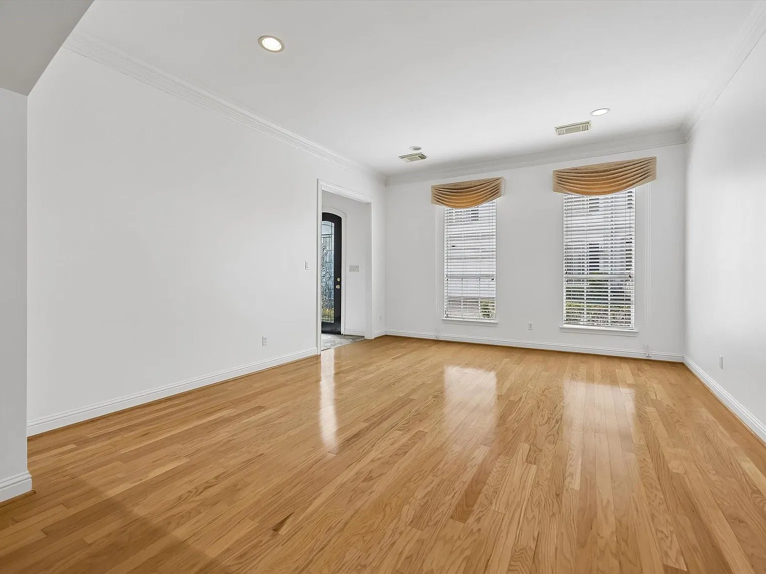 3 bed, 2.5 bath, 3139 sqft, $4,000 — Photo 3