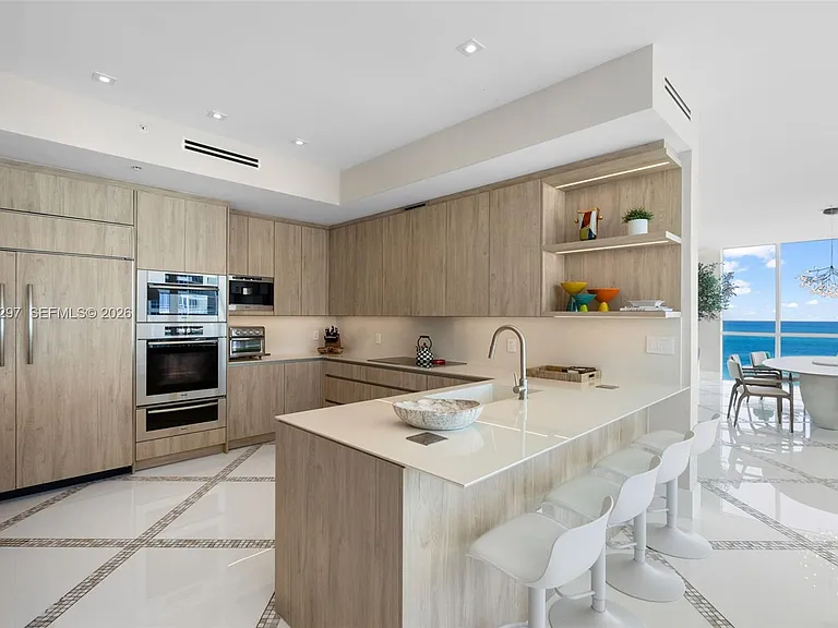 50 S Pointe Dr #1502/03 — Photo 12