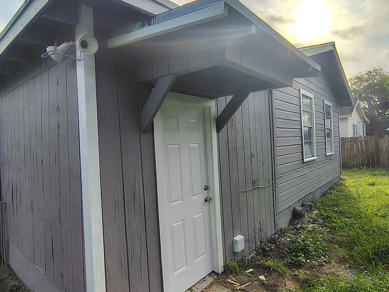 625 W Avenue D — Photo 23