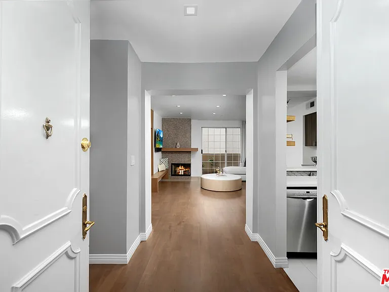 930 N Doheny Dr #317 — Photo 17