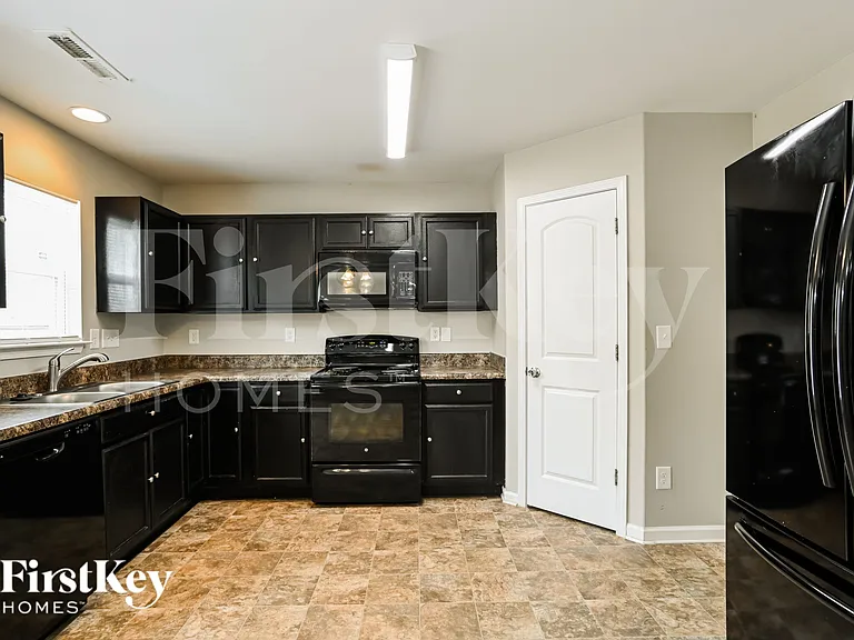9017 Sharpes Cir — Photo 6