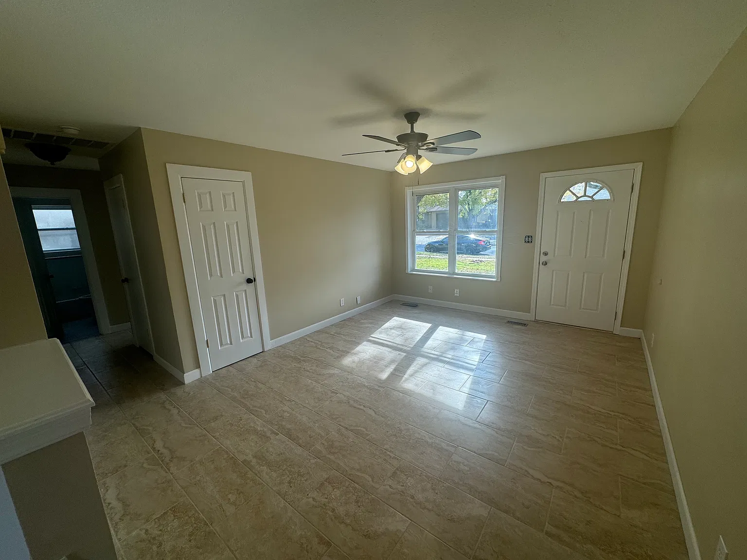 3 bed, 1017 sqft, $1,550 — Photo 2