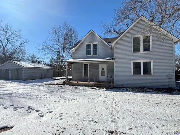 302 S 6th St, Burlington, KS 66839