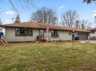 2220 Irish Rd, Neenah, WI 54956
