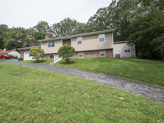 Circle drive makes parking super convenient!