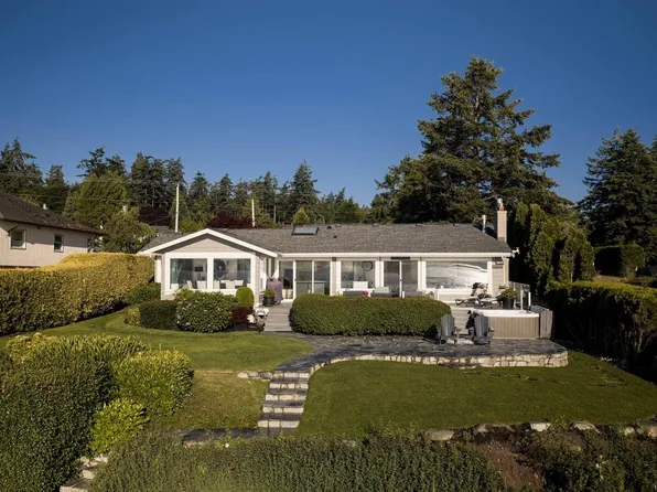 8585 Lochside Dr, North Saanich, BC V8L 1M5
