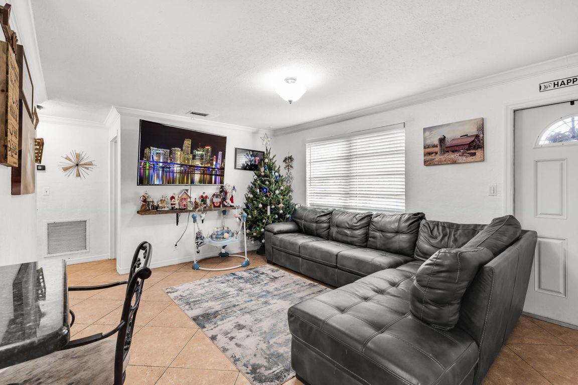 18-web-or-mls-6645RaleighSt-18