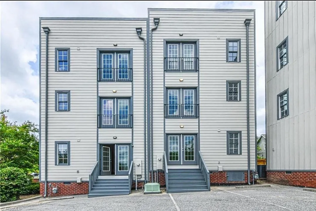 445 McAdoo Ave — Photo 3