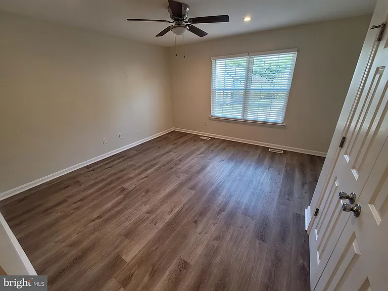 401 Darby Ln — Photo 12