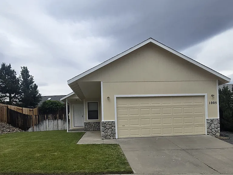 1005 Ridgeview Dr — Photo 2