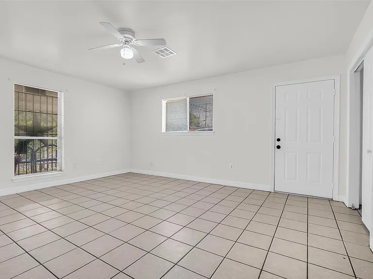 809 Brooks St — Photo 8