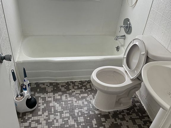 4th image of 828 Upton Ave N #1