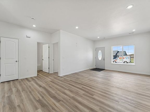 5th image of 2432 Russell Ct