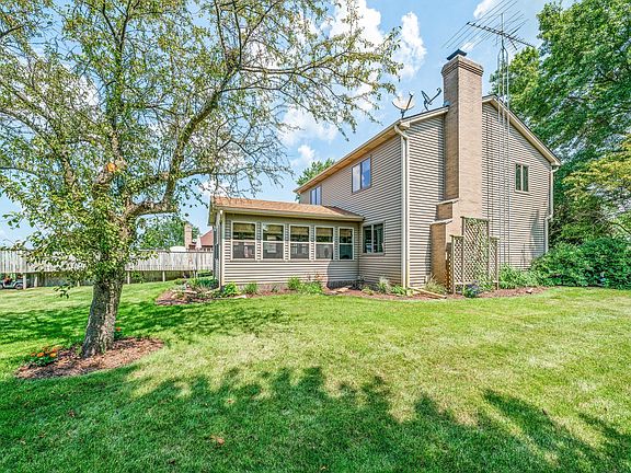 3rd image of 757 Carriage Hill Ln