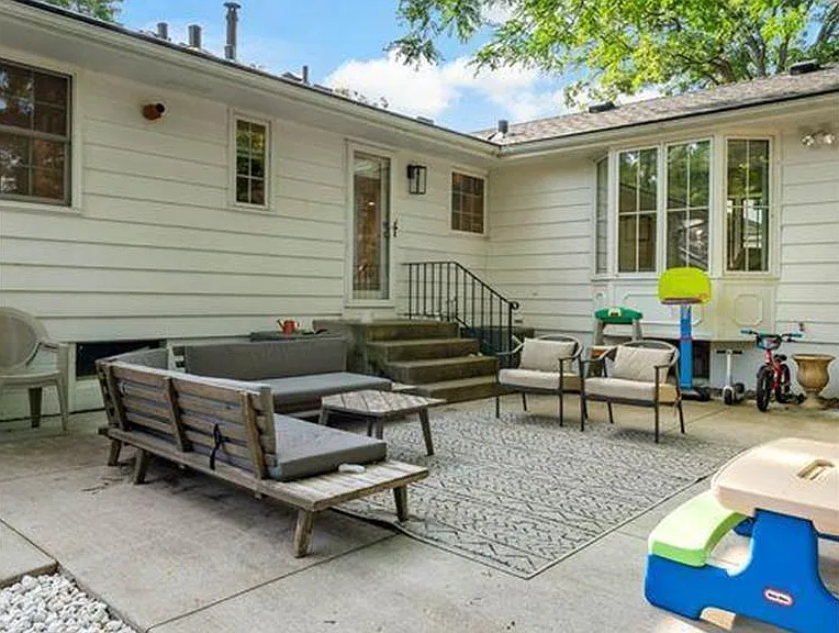4520 Vandervork Ave — Photo 2