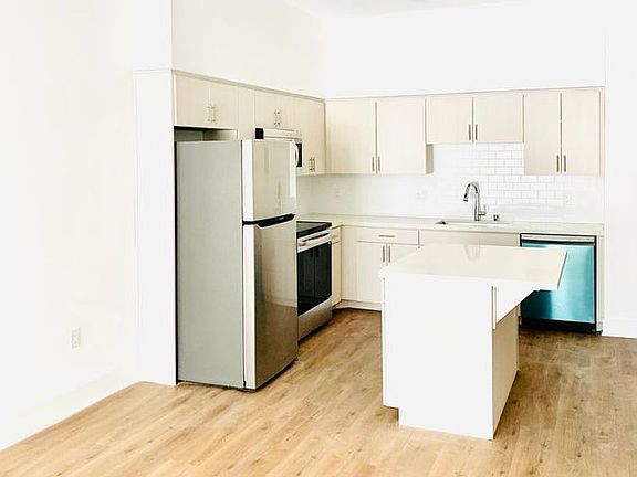 4th image of 4055 Oakwood Ave #506