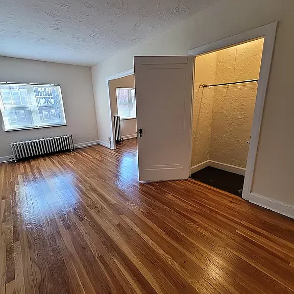 Edgewater large closets 1BR