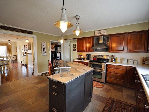 5th image of 815 W Benton St