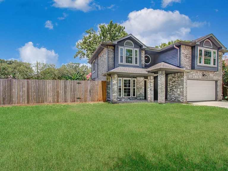 2122 Courtshire Ln — Photo 3