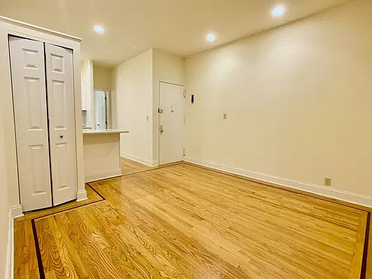 5th image of 531 W 45th St APT 2C