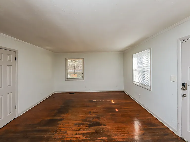 210 Oak Dr SE — Photo 4