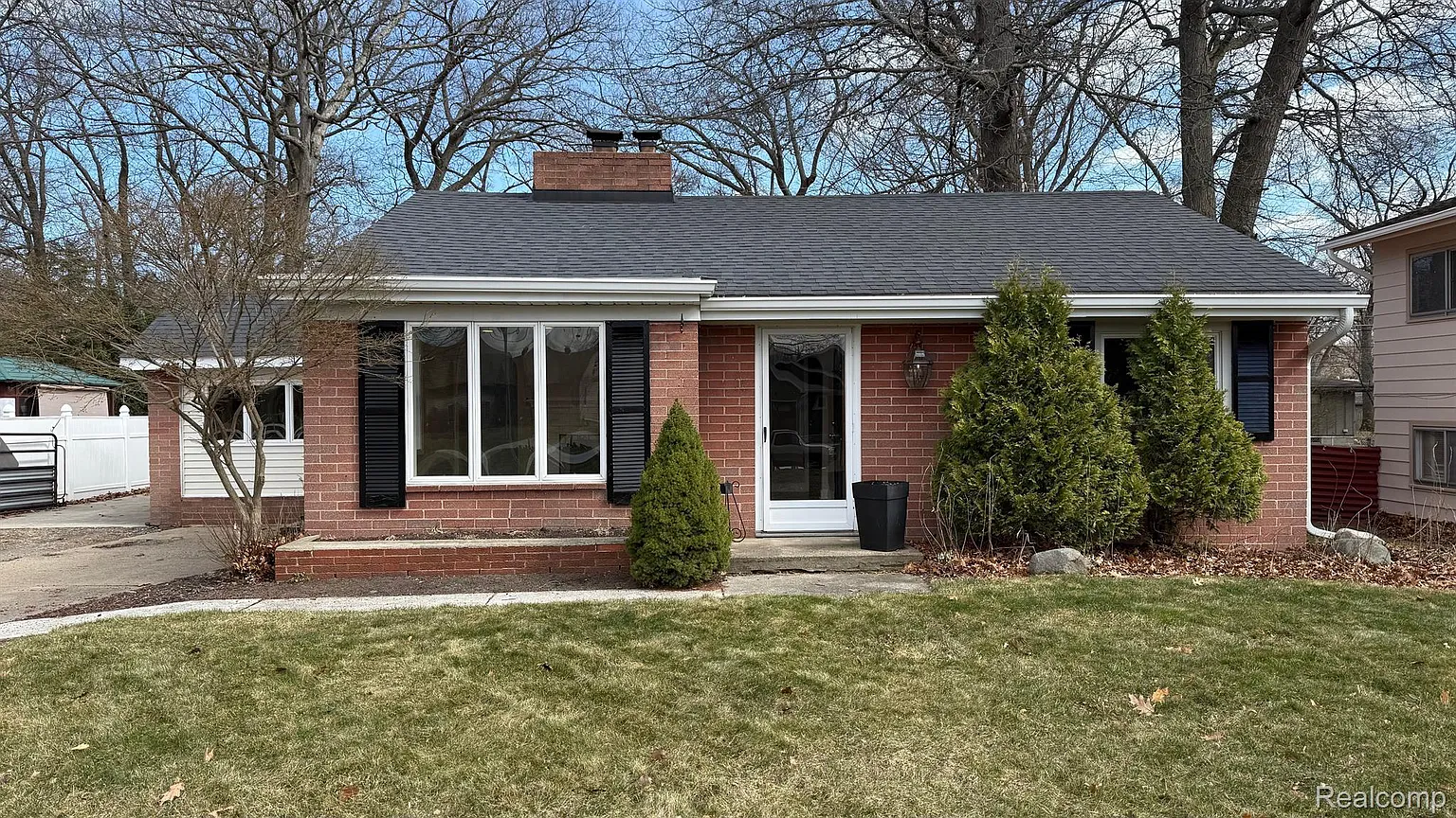 3318 Riverside Dr photo 1