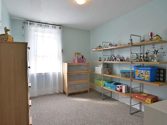 5th image of 823 Gladstone Ave