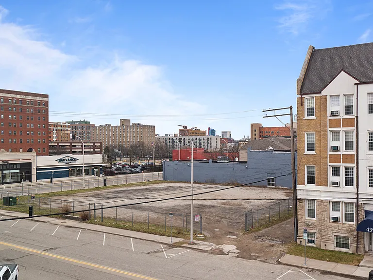 438 Selden St #302 — Photo 11