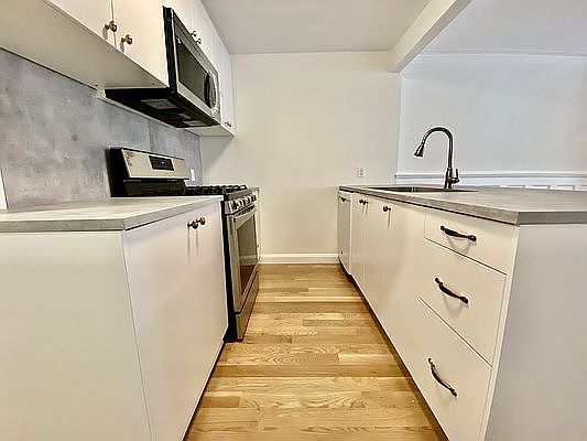 5th image of 817 Lincoln Pl APT 1
