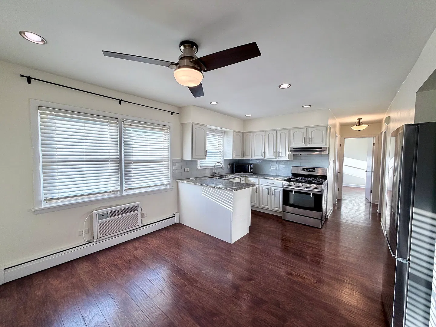 3 bed, 1.0 bath, 950 sqft, $1,800 — Photo 2