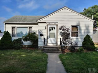 910 S 5th St, Fairfield, IA 52556