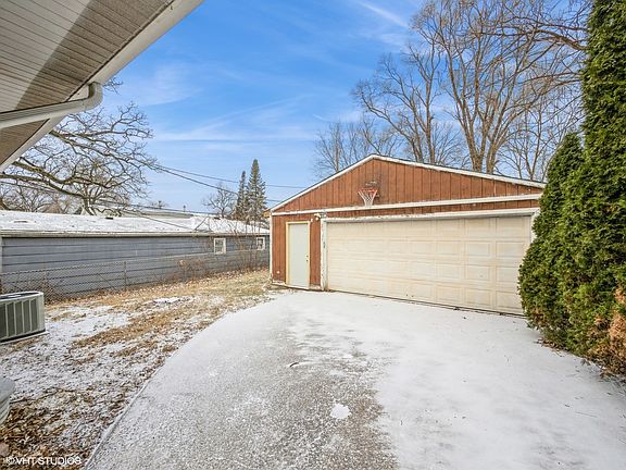 3rd image of 324 Glenwood Dr