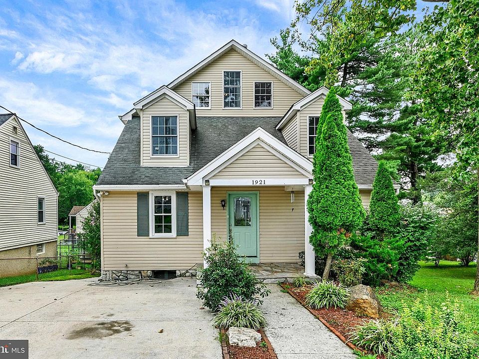 1st image of 1921 Oak Dr