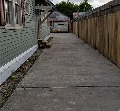4th image of 214 E 12th St
