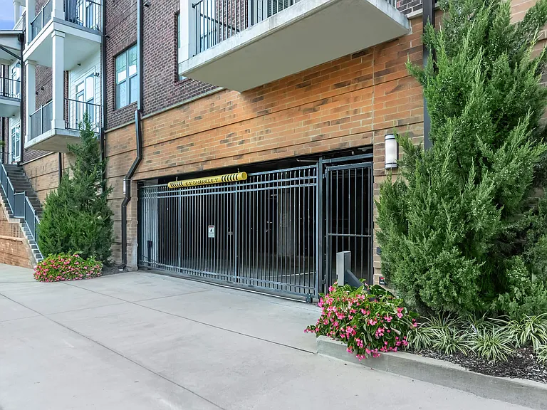 1810 Belcourt — Photo 48