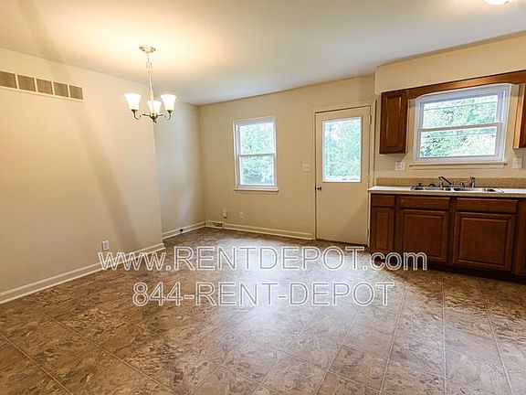 5th image of 402-404 Bob Court Dr