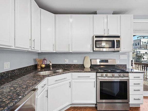 4th image of 917 N Honore St #2S