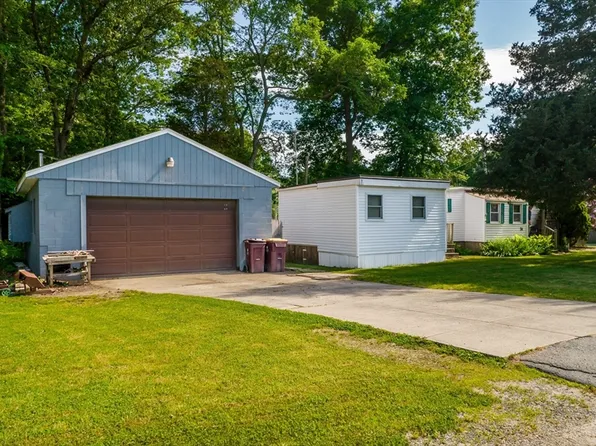 74 Pembroke Ave, Acushnet, MA 02743