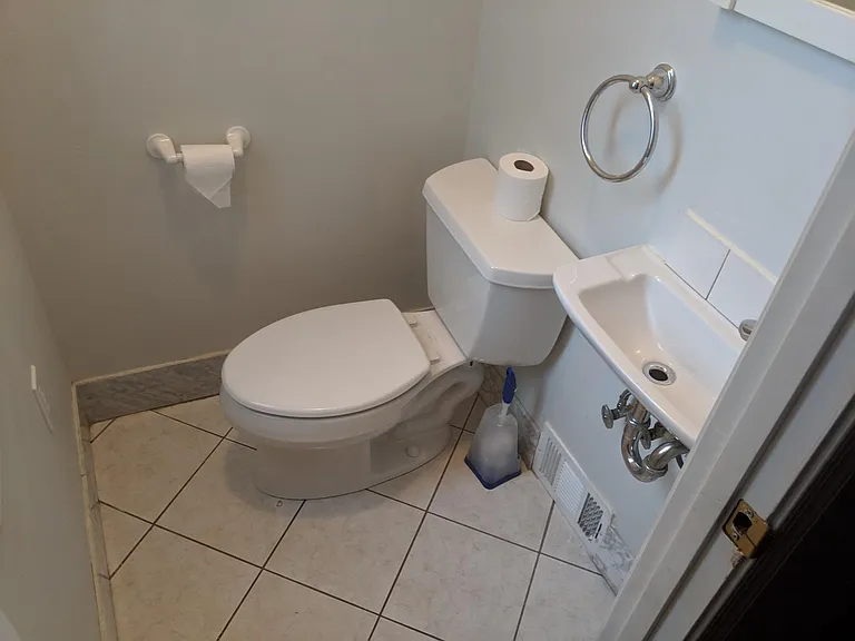 1st floor 1/2 bath