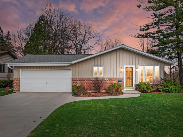 1221 Green Tree ROAD, West Bend, WI 53090