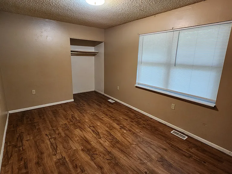 1310 E North St #6 — Photo 4