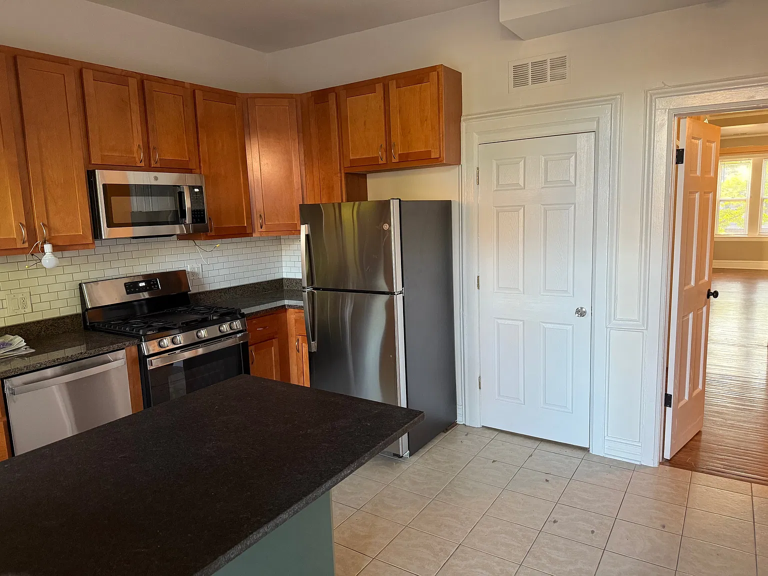 2 bed, 1010 sqft, $2,300 — Photo 3