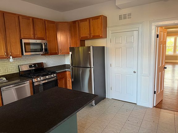 3rd image of 423 1/2 Marion St Floor 2