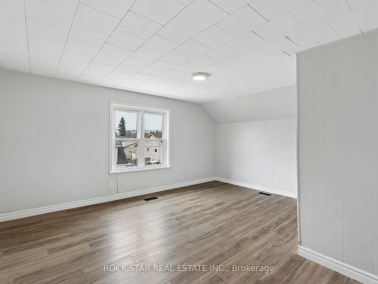 26 Albina St #UPPER — Photo 2
