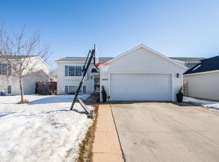 1884 Huntington Ln, West Fargo, ND 58078