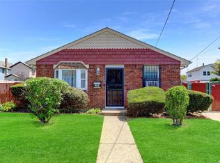 24 Monroe St, Inwood, NY 11096