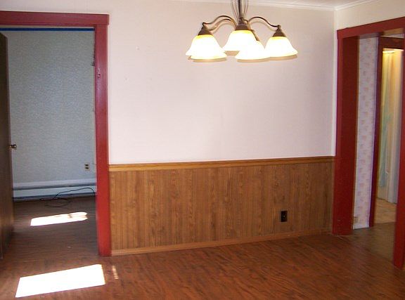 3rd image of 204 E Elm St