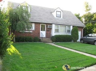 22 Dean St, Hicksville, NY 11801